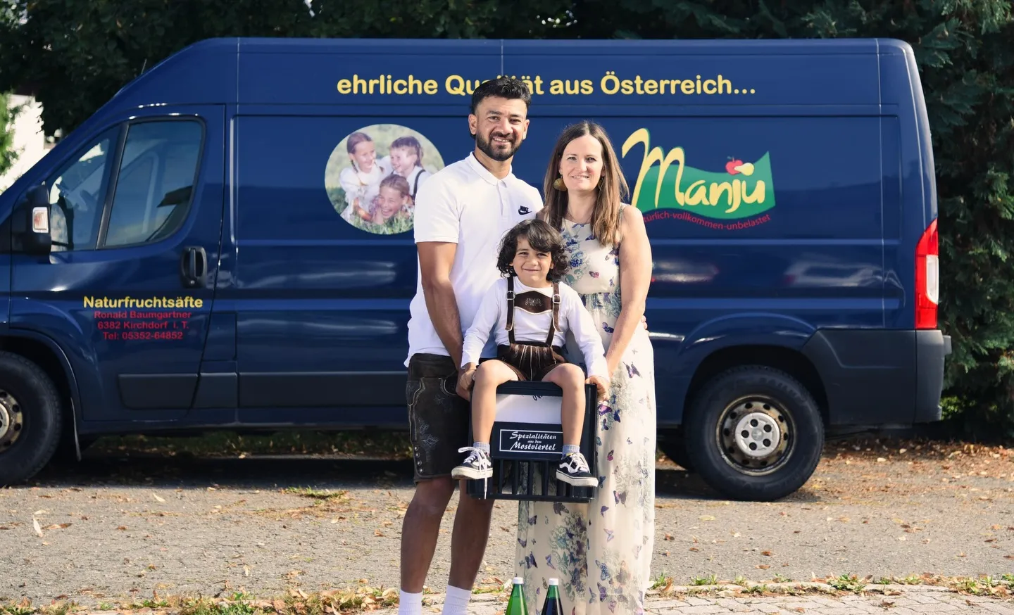 Eva und Alhasan Altumah mit ihrem Sohn vor dem Manju-Lieferwagen