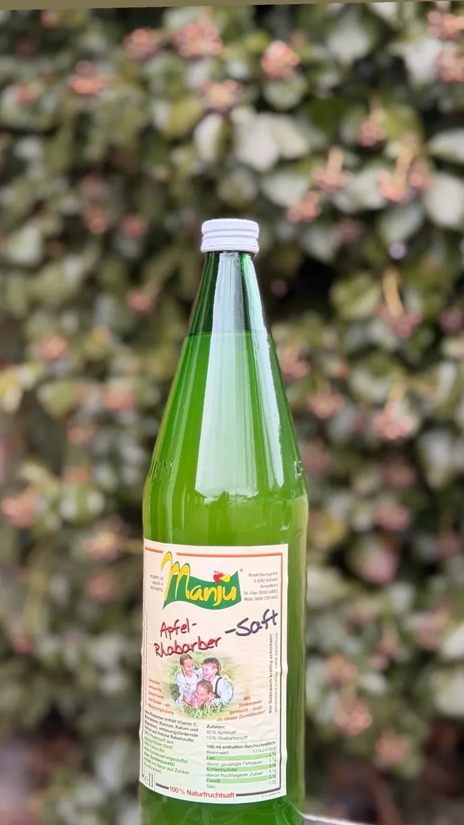 Manju Apfel-Rhabarbersaft vor einer Hecke