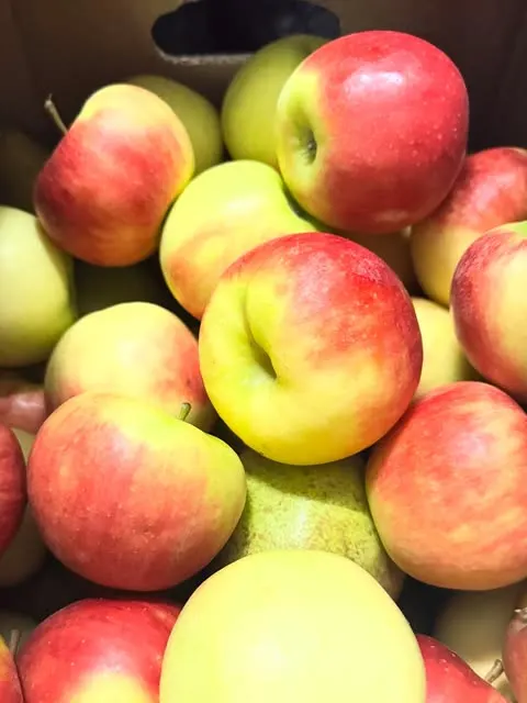Kiste mit rot-gelben Tafeläpfeln