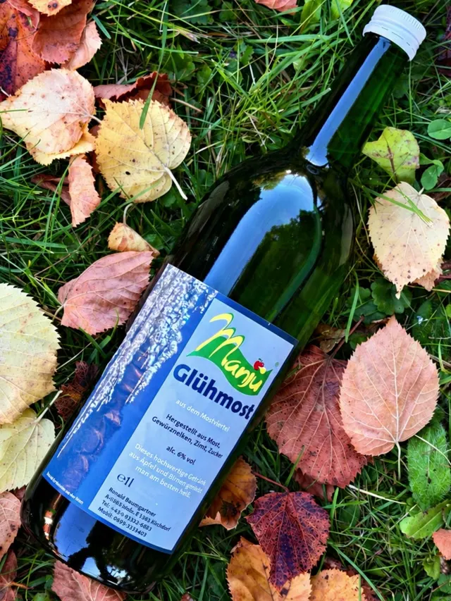 Flasche Glühmost auf Herbstlaub
